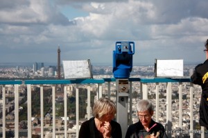 Tour de Montparnasse-doua doamne iau o gustare la inaltime Tour de Montparnasse-doua doamne iau o gustare la inaltime