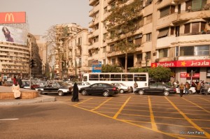 In centru, printre masini