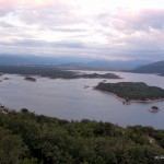 un lac cu multe insule