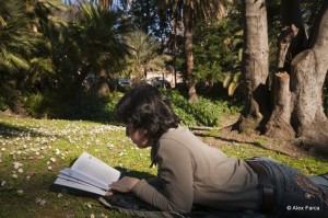 Relaxare pe iarba in parc