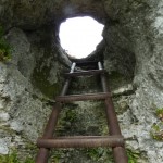 Intrarea în grotele săpate
