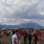 O mulțime de curioși